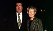 Cuireann briathra meala cuid de lucht molta John Hume an ghoimh orm