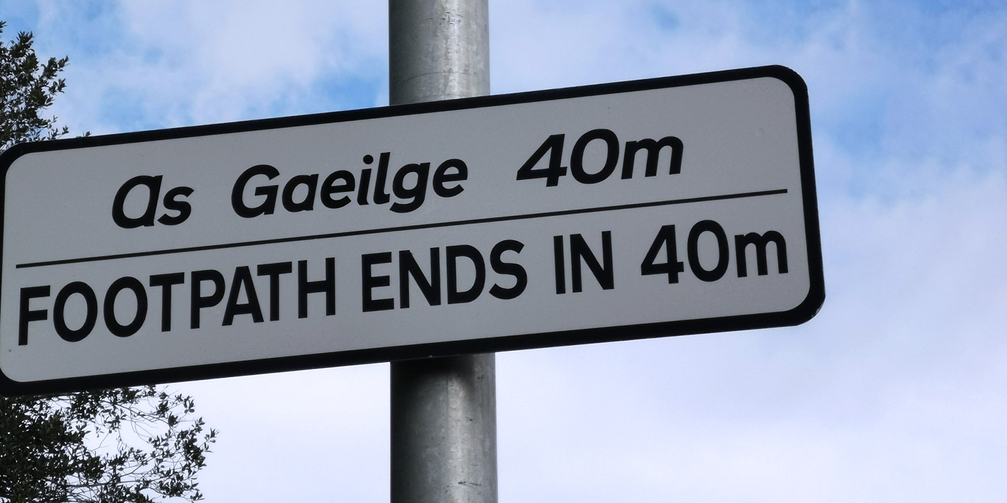 Admhaithe ag Comhairle Contae Loch Garman gurb iad ba chúis le comhartha mistéireach ‘As Gaeilge 40m’