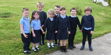 GAILEARAÍ: A gcéad lá ar scoil ag páistí óga Chorca Dhuibhne agus na scoileanna ar oscailt arís
