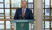 Pubanna le fanacht iata agus srianta ar shluaite le coinneáil mar atá