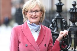 Cinneadh déanta ag Mairéad McGuinness gan seasamh i dtoghchán na huachtaránachta de bharr cúrsaí sláinte