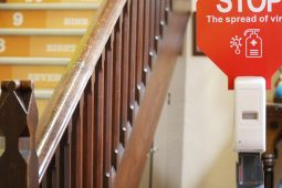 88 cás den choróinvíreas i 64 scoil ó thuaidh ó osclaíodh arís iad
