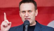 Tá naomh déanta de Navalny, ach an bhfuil an gradam sin tuillte aige?