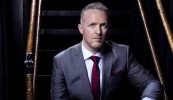 Gaeilgeoir agus amhránaí opera aitheanta ar ais sa seomra ranga de bharr na paindéime