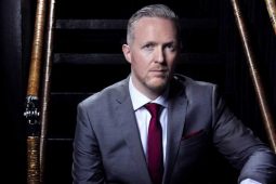Gaeilgeoir agus amhránaí opera aitheanta ar ais sa seomra ranga de bharr na paindéime