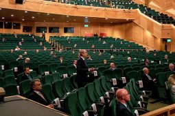 Ní foláir aird a thabhairt ar an dochar atá á dhéanamh ag an víreas don saol polaitiúil