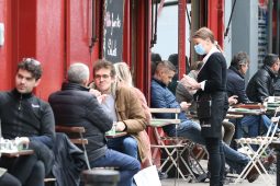 811 cás nua den choróinvíreas fógartha agus é á ‘scaipeadh go rábach sa bpobal ar fud na tíre’
