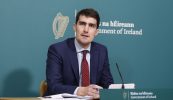 Imní faoi chúrsaí Gaeilge agus Gaeltachta agus aireacht stáit eile bronnta ar Jack Chambers