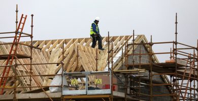 ‘Níl tír chomh breá le hÉirinn ar domhan ach briseann an teip seo ó thaobh tithíochta mo chroí’