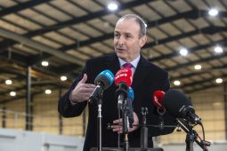 Cuairteanna tí agus ceist an óil ar intinn an Rialtais agus cinneadh faoi shrianta á dhéanamh