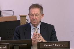 ‘Déan dearmad ar reachtaíocht teanga, mura dtugtar pionós airgid isteach’ – Ó Cuív
