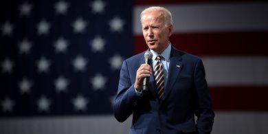 Tús curtha láithreach bonn ag Biden le cealú pholasaithe Trump