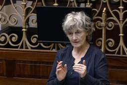 ‘Cúis gháire go gcaithfear troid ar son cearta chomh bunúsach le ainm duine a litriú i gceart’