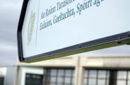 Moill ar chur i bhfeidhm na reachtaíochta teanga aitheanta ag Roinn na Gaeltachta