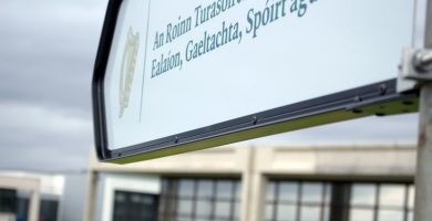 Moill ar chur i bhfeidhm na reachtaíochta teanga aitheanta ag Roinn na Gaeltachta