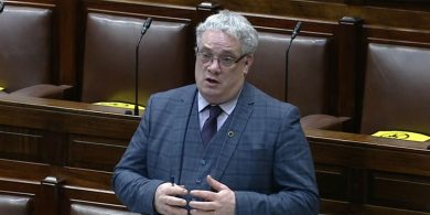 ‘Níos mó ná béalghrá agus plámás ag teastáil’ – rún faoin oideachas Gaeilge le cur faoi bhráid na Dála
