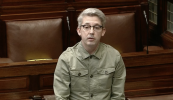 ‘Tá cearta teanga agam ag suí anseo i mBaile Átha Cliath nach bhfuil agam i mBéal Feirste’