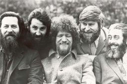 An Cadhnach i mbun cúirte, Luke Kelly ag amhrán sa jaics agus sinne ag caitheamh siar le fonn