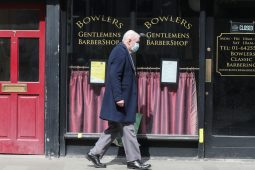 13 duine eile básaithe, 371 cás nua den víreas deimhnithe