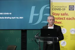 761 cás nua den choróinvíreas fógartha, na húdaráis ag impí ar dhaoine cloí leis an gcomhairle sláinte i rith na Cásca