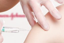 Johnson & Johnson le dáileadh a vacsaín ar an AE a chur ar athlá