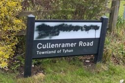 ‘Ciníochas frith-Éireannach’ – loitiméireacht déanta ar a thuilleadh comharthaí dátheangacha