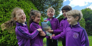 Naíonáin Ghaelscoile le fad Shlí an Atlantaigh Fhiáin a shiúl chun airgead a thiomsú