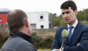 Aire Stáit na Gaeltachta tagtha go suíomh Pháirc na Mara i gConamara
