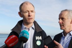 100 uair níos mó iarratasóirí ann do chomórtais earcaíochta Béarla ná cinn Ghaeilge faoi chóras ‘seafóideach’