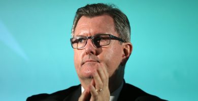 Crógacht a chinntigh béim síos Donaldson