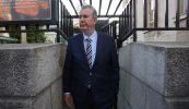 An cupán nimhe bainte d’Edwin Poots agus an DUP á alpadh féin