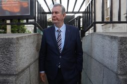 An cupán nimhe bainte d’Edwin Poots agus an DUP á alpadh féin