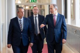 ‘Níor chóir cnámh spairne a dhéanamh de reachtaíocht na Gaeilge’ – An Taoiseach