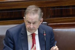‘Tá sé in am deireadh a chur le finscéal na gceantar Gaeltachta i gcathair na Gaillimhe’ – Éamon Ó Cuív