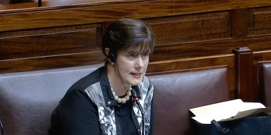 Tionchar an tríú teanga a thabhairt isteach sa bhunscoil ‘á mheas go cúramach’