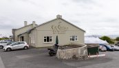 Neart glamour Tigh Chualáin ag laochra an damhsa ar an sean-nós i gCois Fharraige