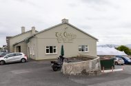 Neart glamour Tigh Chualáin ag laochra an damhsa ar an sean-nós i gCois Fharraige