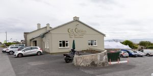 Neart glamour Tigh Chualáin ag laochra an damhsa ar an sean-nós i gCois Fharraige