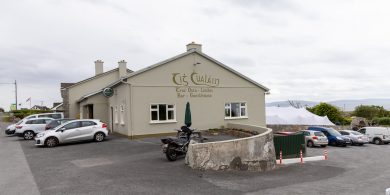 Neart glamour Tigh Chualáin ag laochra an damhsa ar an sean-nós i gCois Fharraige