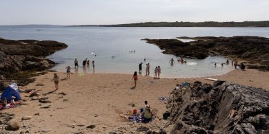 GAILEARAÍ: Gaeltacht na gréine – lá breá brothallach ar Thrá an Dóilín ar an gCeathrú Rua