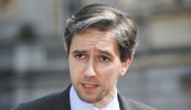 Geallta ag an Aire Ardoideachais go ndéanfar tagairt dhíreach don Ghaeilge i mbille nua