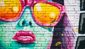 Gan moirtéal idir na brící, titfidh teach an úrscéil as a chéile