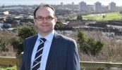 Thuill comhairleoir de chuid an DUP a bhásaigh den choróinvíreas moladh tráth as Gaeilge a labhairt