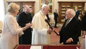 ‘Onóir mhór saoil’ – áthas ar an ealaíontóir as Árainn ar bronnadh a bhata iascaire ar an bPápa