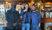 Patrice Evra, iarchaptaen Manchester United, ag baint súp as an rince Gaelach i nDún Chaoin
