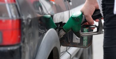 Ísleofar costais bhreosla ar feadh tamaill ach tá stoirmeacha móra eile ag teannadh leis an rialtas