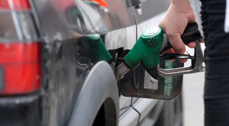 Ísleofar costais bhreosla ar feadh tamaill ach tá stoirmeacha móra eile ag teannadh leis an rialtas