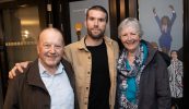 GAILEARAÍ: Slua an-sásta sa Phálas don scannán Gaeilge ‘Arracht’