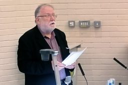 ‘Na maidí á ligean le sruth ag TG4 i dtaca leis an mBéarla’ – Cathal Goan