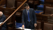 Plean ar bith ann nuachtán clóite Gaeilge a thabhairt ar ais – Chambers
